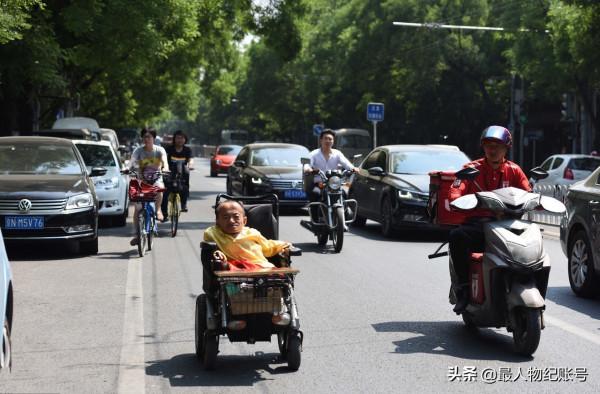 我身高70釐米，娶了個老婆跟人跑了，如今我靠剪紙養活女兒