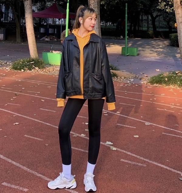 王麗坤衣品不錯，穿鯊魚褲裹中襪趕時髦，配羊羔毛大衣還挺貴氣