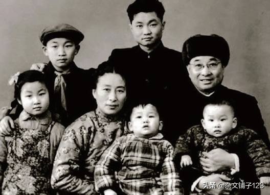 1961年陳賡病逝,臨終前拉著兒子的手:我死後,你會不會哭我啊? 1961年陳賡病逝,臨終前拉著兒子的手:我死後,你會不會哭我啊?