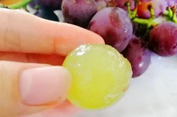 想孩子出生後眼睛好看，是個大眼萌娃，孕期建議媽媽多吃兩種水果