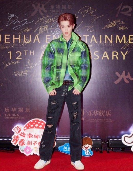 穿長裙、塗指甲油的boy黃明昊，男生還能這麼搭