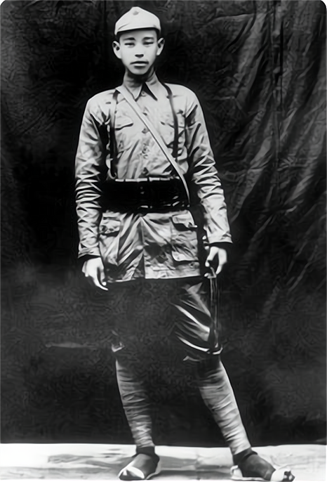 大授銜時，他是職位最高的開國中將，舅舅是元帥，大舅哥後成主席