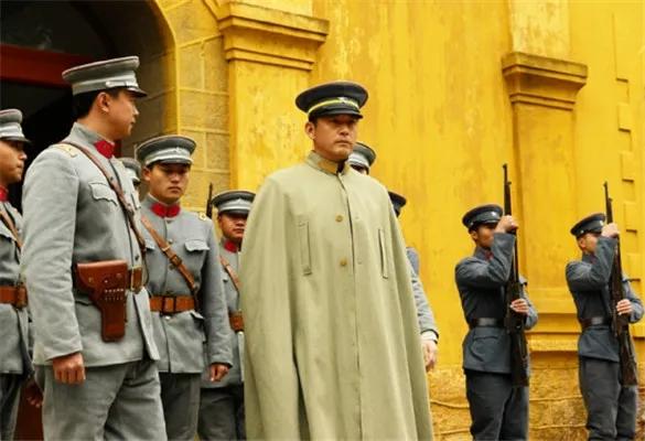 蔡鍔用寫字指揮作戰，帶病激發士氣。朱德身上有蔡鍔的影子