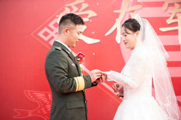 浪漫軍婚:軍車當婚車,嫁人就嫁軍隊好兒郎 浪漫軍婚:軍車當婚車,嫁人就嫁軍隊好兒郎