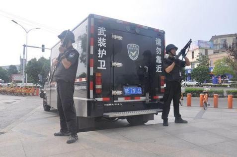 運鈔員不都是警察或軍人，為什麼可以配槍？他們用的都是什麼槍？