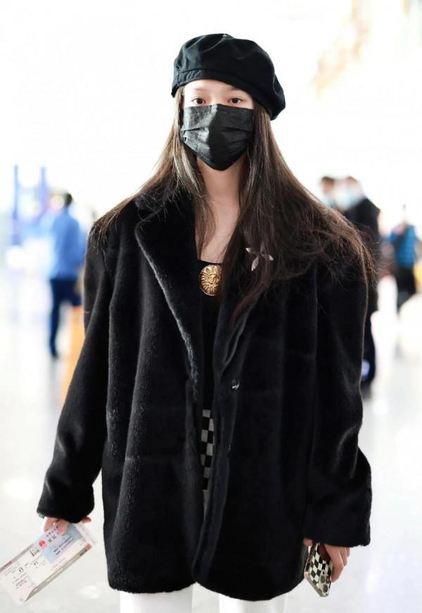 林允私服，頭戴貝雷帽，身穿貂皮短大衣，低調耐看