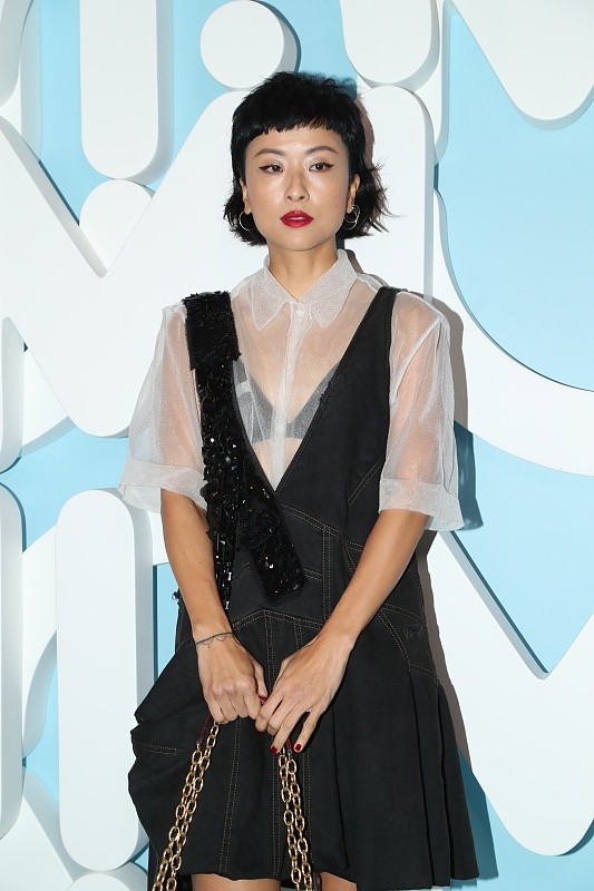 徐濠縈雖然不漂亮，但穿衣挺高階，網紗襯衫配“狗啃劉海”真時髦