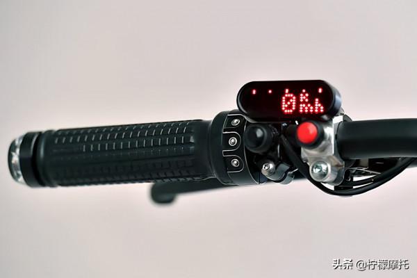 黑白分明，三眼怪“叔叔”