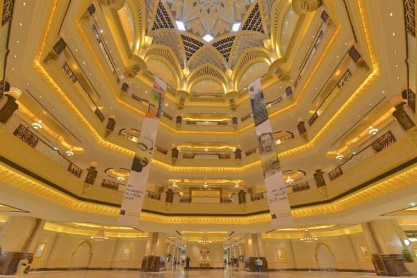 阿布扎比：世界上最富有城市，酒店垃圾桶鍍金，咖啡蛋糕上放金箔