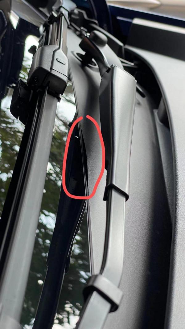 特斯拉Model Y 風擋玻璃下面擋板裝配粗糙