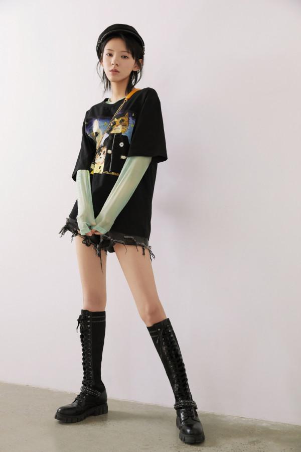 張予曦這是29歲的樣子？穿背心配揹帶褲，這模樣太“幼齒”了