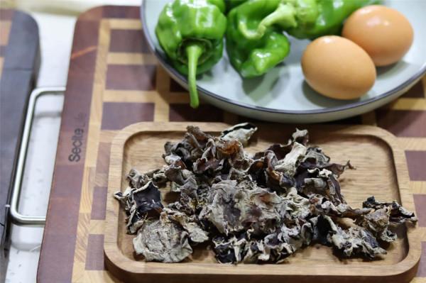 木耳、雞蛋和辣椒，一起炒真是絕配，素菜也能吃得津津有味，真香