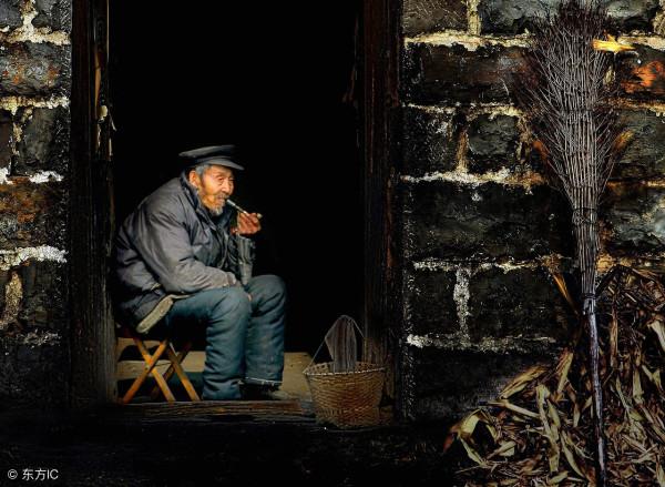 住在棺材裡的老人