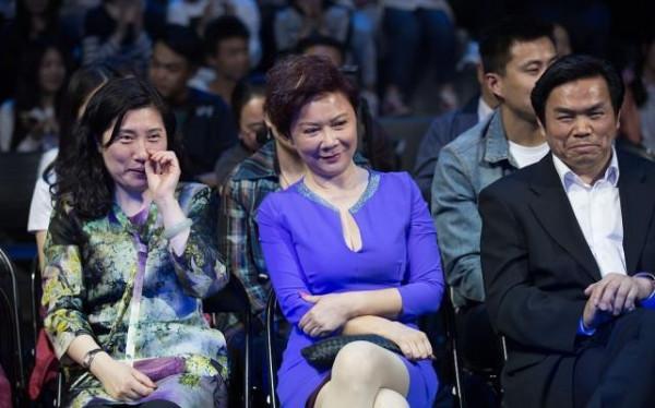 蔡明真沒把自己當老年人，快60了還穿著不咋保守的裙子，真厲害