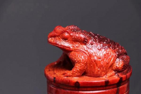 紫檀罐上有金蟾！別緻木器，卻是摯愛藏品