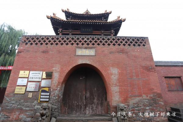 一座精美的寺院,不但有古代的塑像精品,還藏有耿市長的一幅對聯 一座精美的寺院,不但有古代的塑像精品,還藏有耿市長的一幅對聯