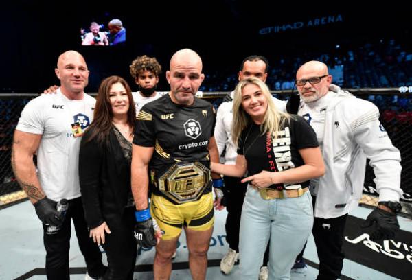 42歲特謝拉奪得UFC輕重量級冠軍,彼得·嚴再次奪得金腰帶 42歲特謝拉奪得UFC輕重量級冠軍,彼得·嚴再次奪得金腰帶