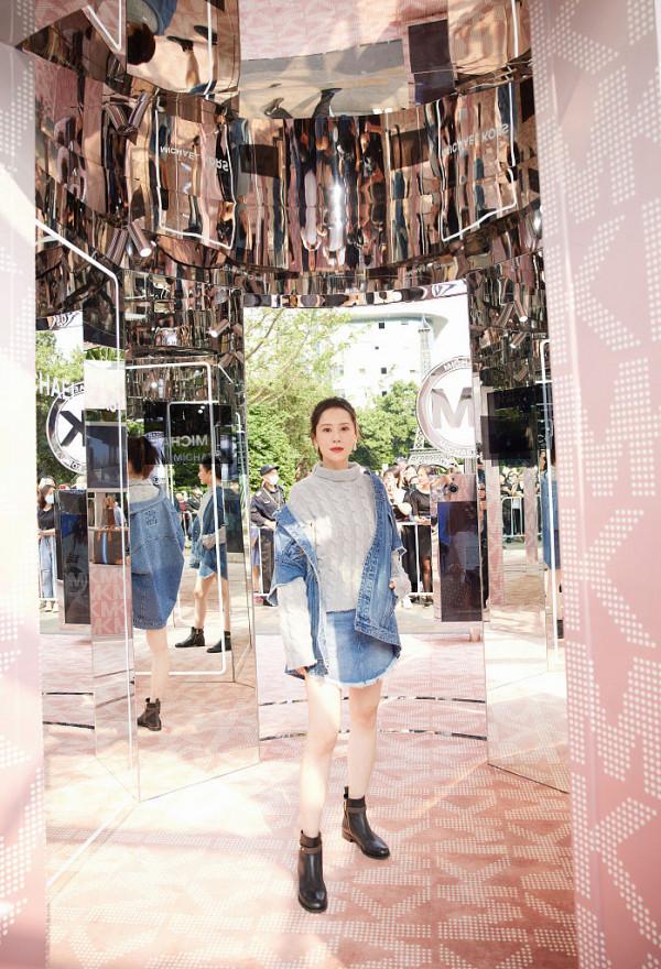 77年海清扎高馬尾愈發年輕,牛仔裙配馬丁靴潮酷有型,毫無阿姨感 77年海清扎高馬尾愈發年輕,牛仔裙配馬丁靴潮酷有型,毫無阿姨感