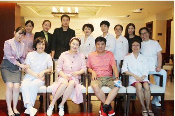 2段婚姻2個孩子,2婚娶小20歲嬌妻,“鄭一民”張潮的豔福不淺 2段婚姻2個孩子,2婚娶小20歲嬌妻,“鄭一民”張潮的豔福不淺