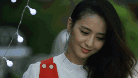 佟麗婭瘦得好過分,穿這麼緊的褲子都不貼身,一般人都穿不進去 佟麗婭瘦得好過分,穿這麼緊的褲子都不貼身,一般人都穿不進去