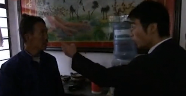 12歲男孩被拐賣，18年後找到了家與父親相認，直言：我媽把我賣了