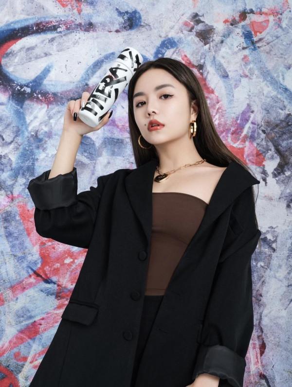 安崎真的太敢穿了,“漁網襪”配“超短吊帶連體褲”,顯高又清涼 安崎真的太敢穿了,“漁網襪”配“超短吊帶連體褲”,顯高又清涼