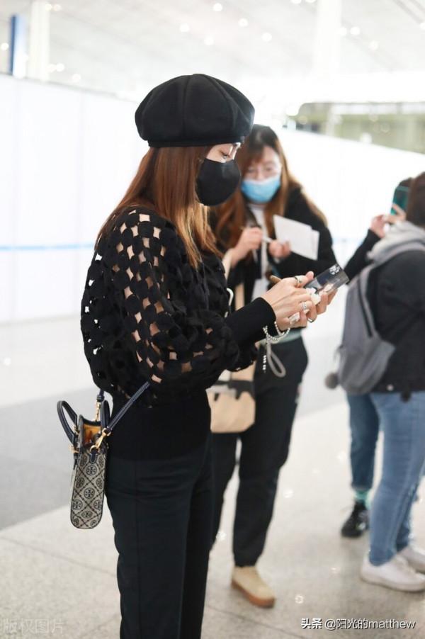 秦嵐黑色縷空毛衣吸晴,手上超大鑽戒亮閃閃 秦嵐黑色縷空毛衣吸晴,手上超大鑽戒亮閃閃