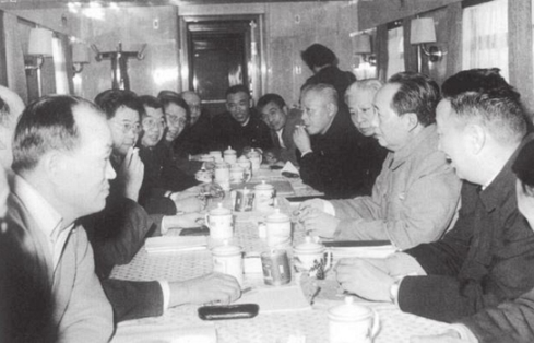 58年毛主席在專列上不慎摔倒後,笑著對王愛梅:我保證,絕對保密 58年毛主席在專列上不慎摔倒後,笑著對王愛梅:我保證,絕對保密