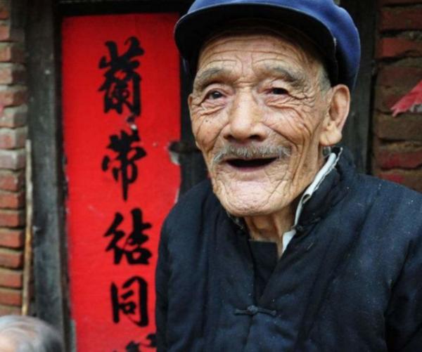 為啥老人身上有一股臭味？建議55歲後，堅持3個習慣，或老了沒味