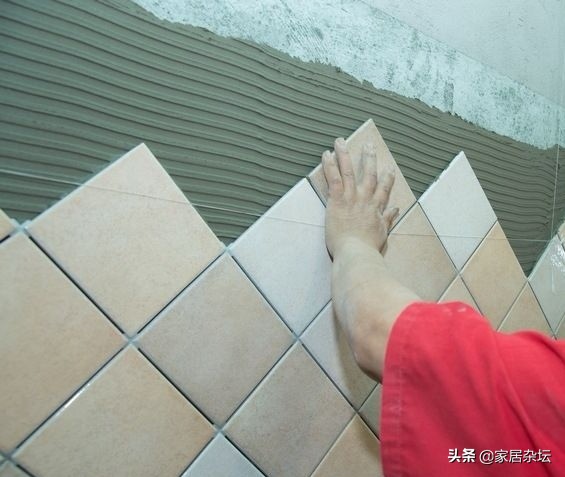 家裡裝修貼牆磚，擔心瓷磚脫落，方法很重要，這3步要做對