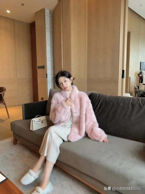 憑什麼秋冬一定要穿黑白灰？最實用的“亮色”搭配指南，請收藏