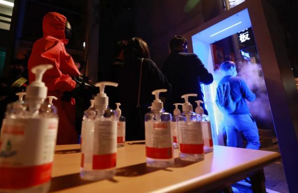 全球新冠死亡人數破500萬之際，這些國家卻切換了防疫模式