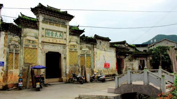 福建這座千年古鎮太古怪，屋頂放個大瓦罐，原是作為廟臺所用