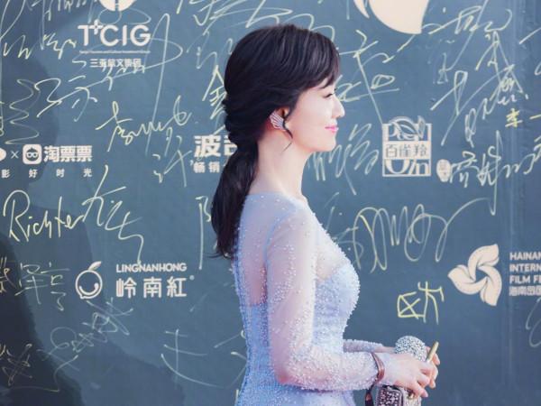 65歲趙雅芝和40歲陳喬恩，同穿抹胸紗裙，完全看不出年齡差