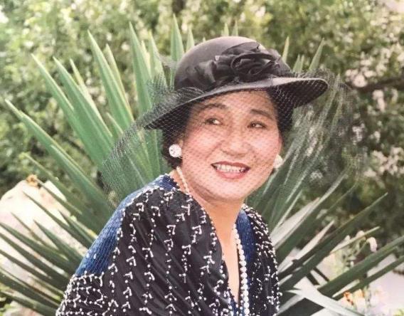 “小品女王”趙麗蓉：最後一次登春晚，三個兒子電視機前抱頭痛哭