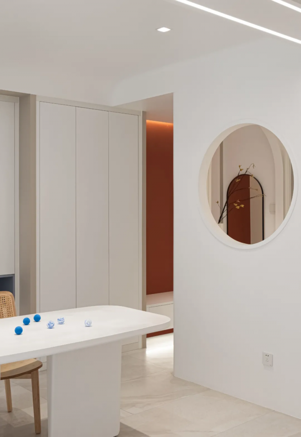 120㎡三居室，圓形孔洞、拱門造型、無主燈，這個家處處是亮點