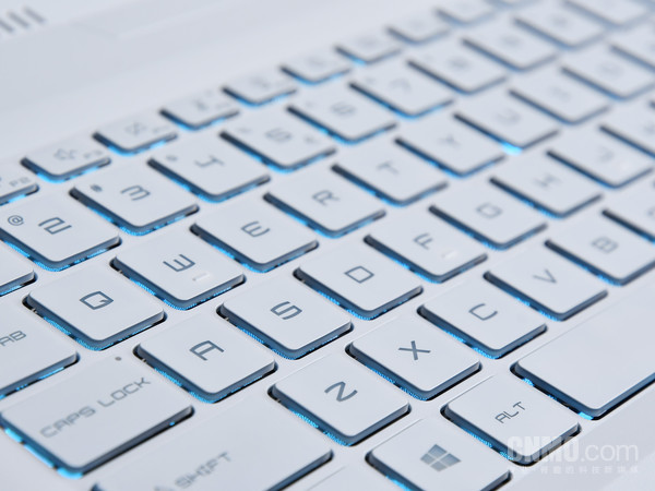 效能顏值和價效比全都有的遊戲筆記本：微星俠客刃15