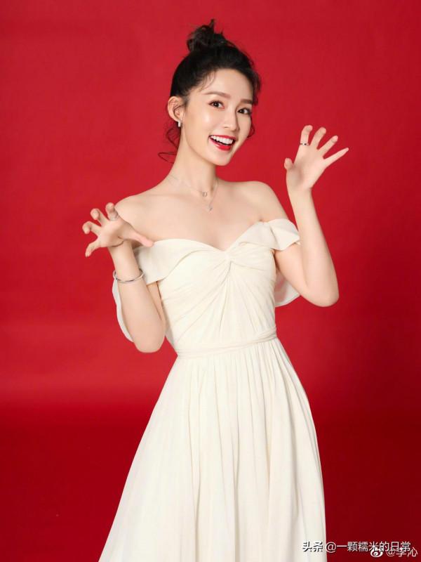 李沁沙灘照後越來越美了