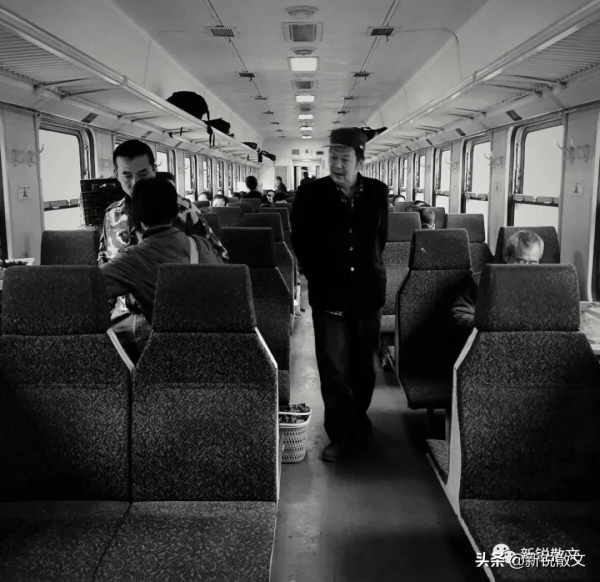 三十多年前，隨母親回鄉省親，親情濃烈，如今早已物是人非