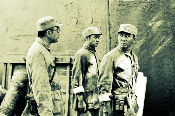 團長獻上一計，旅長一拳砸在桌子上：後面的戰鬥你來指揮