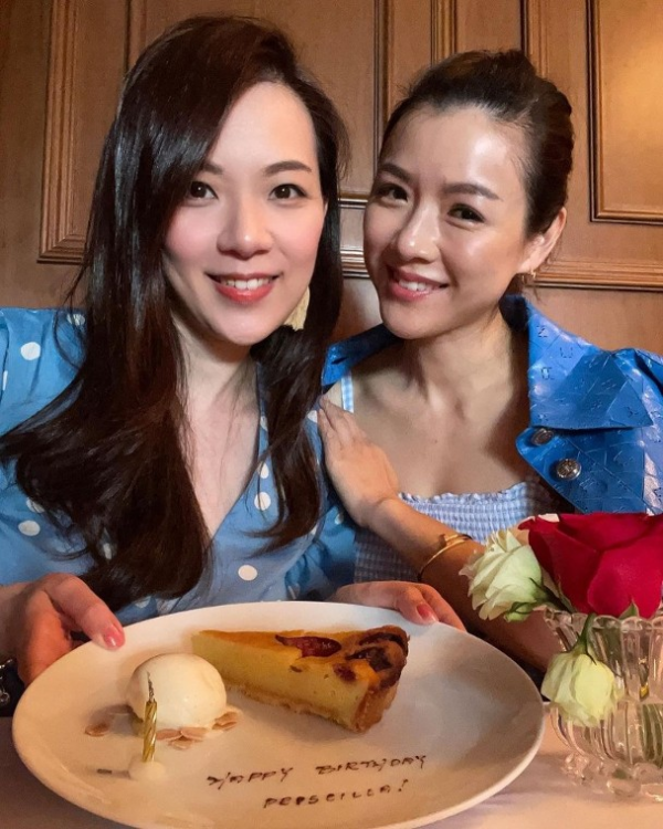 陳茵媺為港姐閨蜜慶生,穿姐妹裝似大學生,與陳豪不抗拒追生四胎 陳茵媺為港姐閨蜜慶生,穿姐妹裝似大學生,與陳豪不抗拒追生四胎