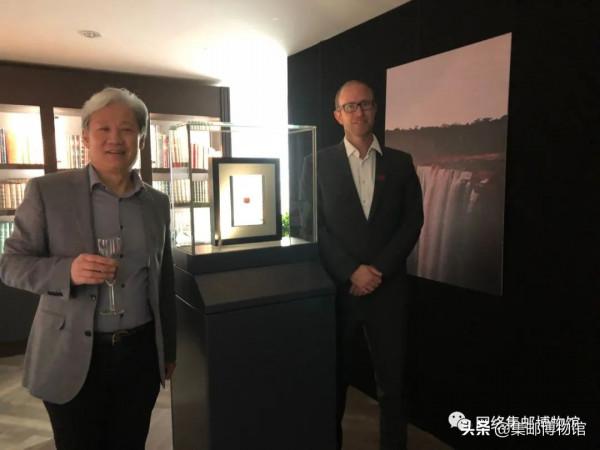 今天受吉本斯邀請目睹了世界上最貴的郵票——英屬蓋亞那洋紅1分