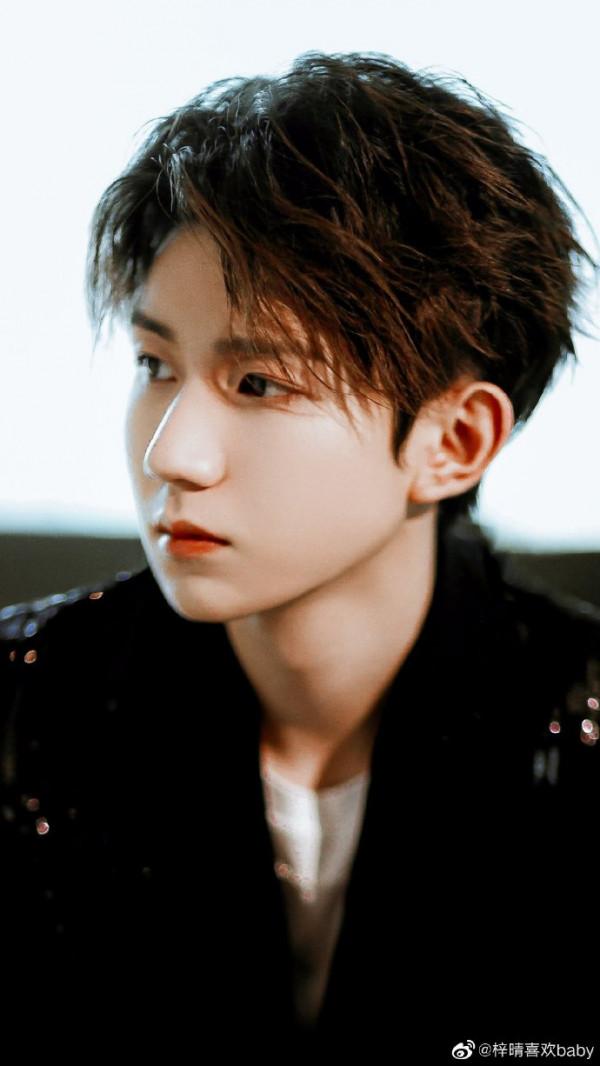 王源復古摩登造型大片明日創作計劃召集人