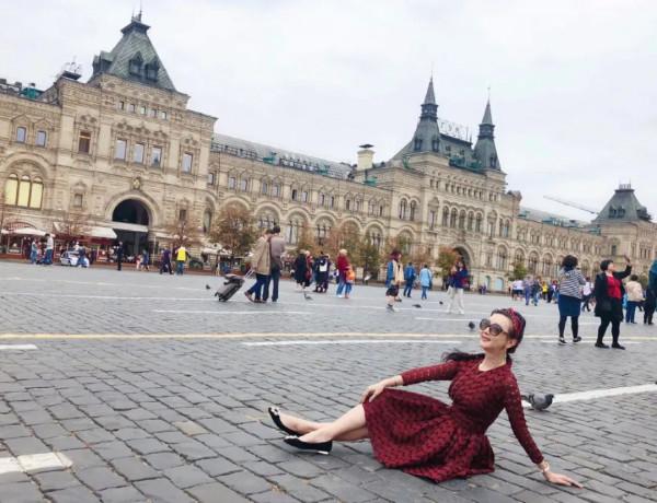 雪瑞姑姑：靠壕氣人設走紅，花甲之年活成18歲，她到底是何身份？