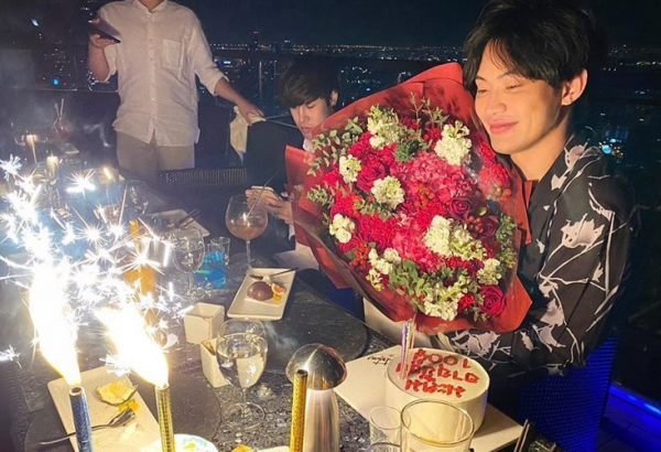 主持人Matoom剃度出家！沒穿上衣露出發達肌肉，眉毛剃光顏值超高