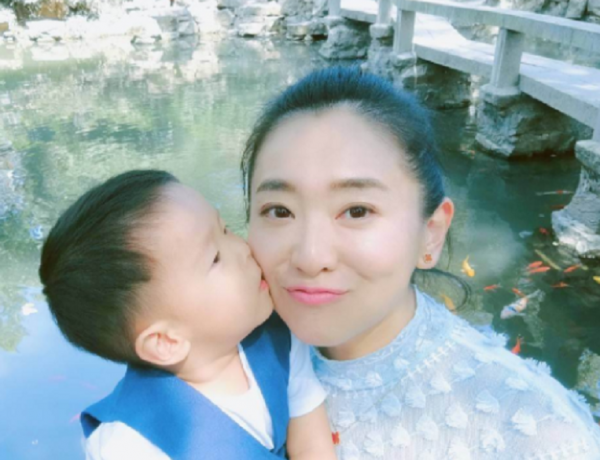 月亮姐姐富商老公罕見曝光,與剛強同框模樣顯老,緊抱兒子滿臉笑 月亮姐姐富商老公罕見曝光,與剛強同框模樣顯老,緊抱兒子滿臉笑