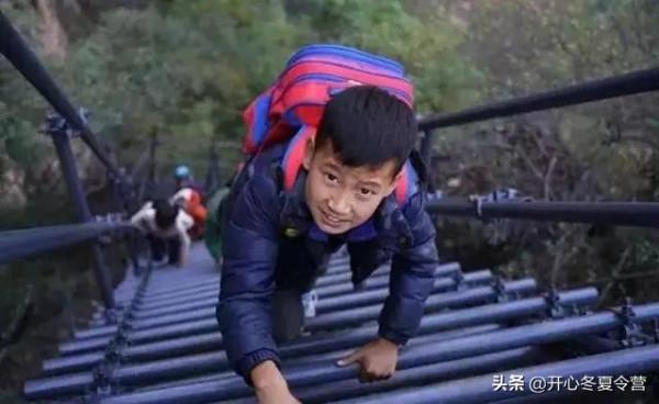 兒子退學、女兒宅成“大媽”：年賺千萬的大衣哥，卻敗在教子上？