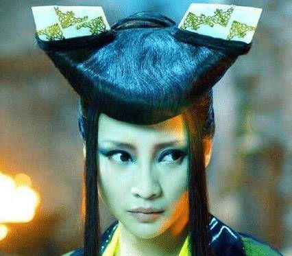 明星古裝尷尬史：頭頂風扇、餃子都算好的，有些太誇張真忍不了