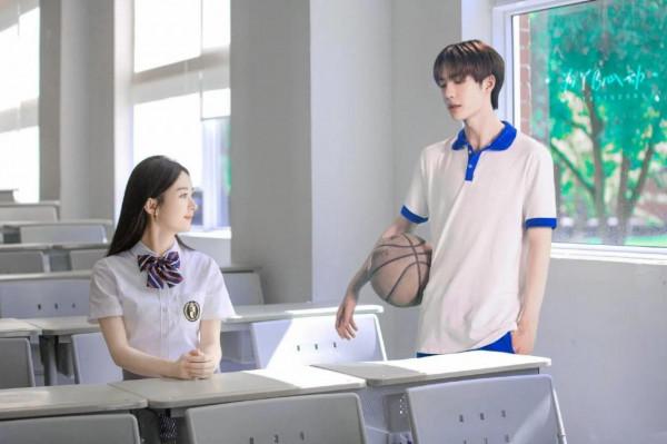 趙麗穎王一博王炸姐弟演繹校園偶像劇，男帥女美從此偶像劇有了臉