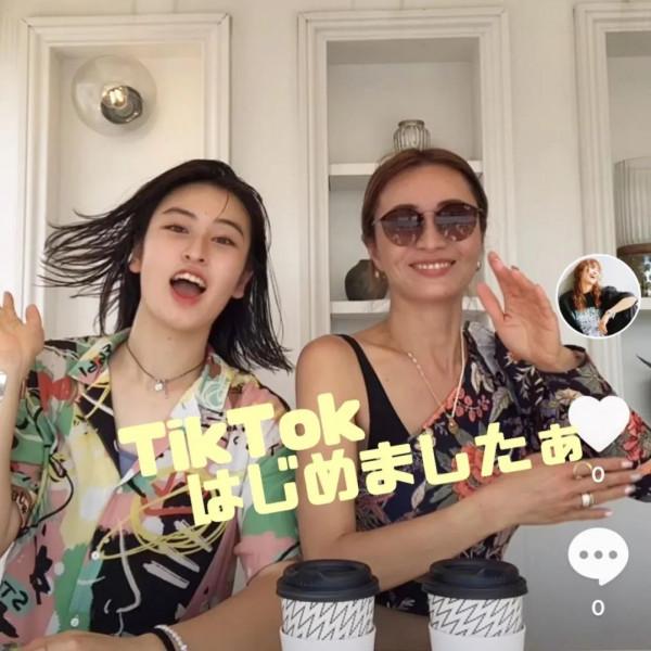 這對母女的顏值、身材和衣品都太絕了！基因實在強大&hellip;